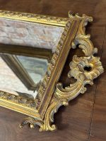Grezns zeltīts sienas spogulis ar faceti — rokoko stilā (gilt rococo wall mirror) (6269) - Image 12