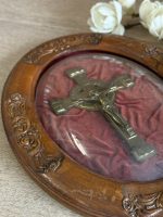 Neliela Izmēra Krusts, Koka Rāmī ar Izliektu Stiklu (5612) - Image 4
