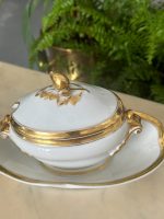 Antīka Parīzes porcelāna mērces laiviņa ar vāku — Luija XV stilā (antique porcelain sauce boat with lid and undertray) (4908 - Image 2