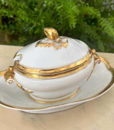 Antik Paris porcelæn saucebåd med låg - Louis XV stil
