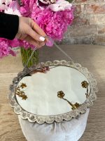 Neliela izmēra sudraba krāsas spogulis, Pakarināms pie sienas ar skaistu, dekoratīvu aizmuguri (5825) - Image 5