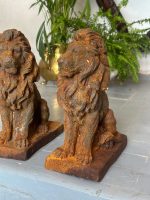 Čuguna Lauvu Pāris ar Norūsinātu Efektu, Sēdošo lauvu pāris — čuguns, Eiropas lietuves tradīcija, 19. gs. beigas (4878) - Image 3