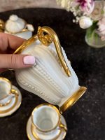 Zeltīta porcelāna kafijas servīze divām personām, "Les Perles" — Luija XV stilā (Gilt Porcelain Coffee Service for Two, "Les Perles" — Louis XV Style) (6897) - Image 9