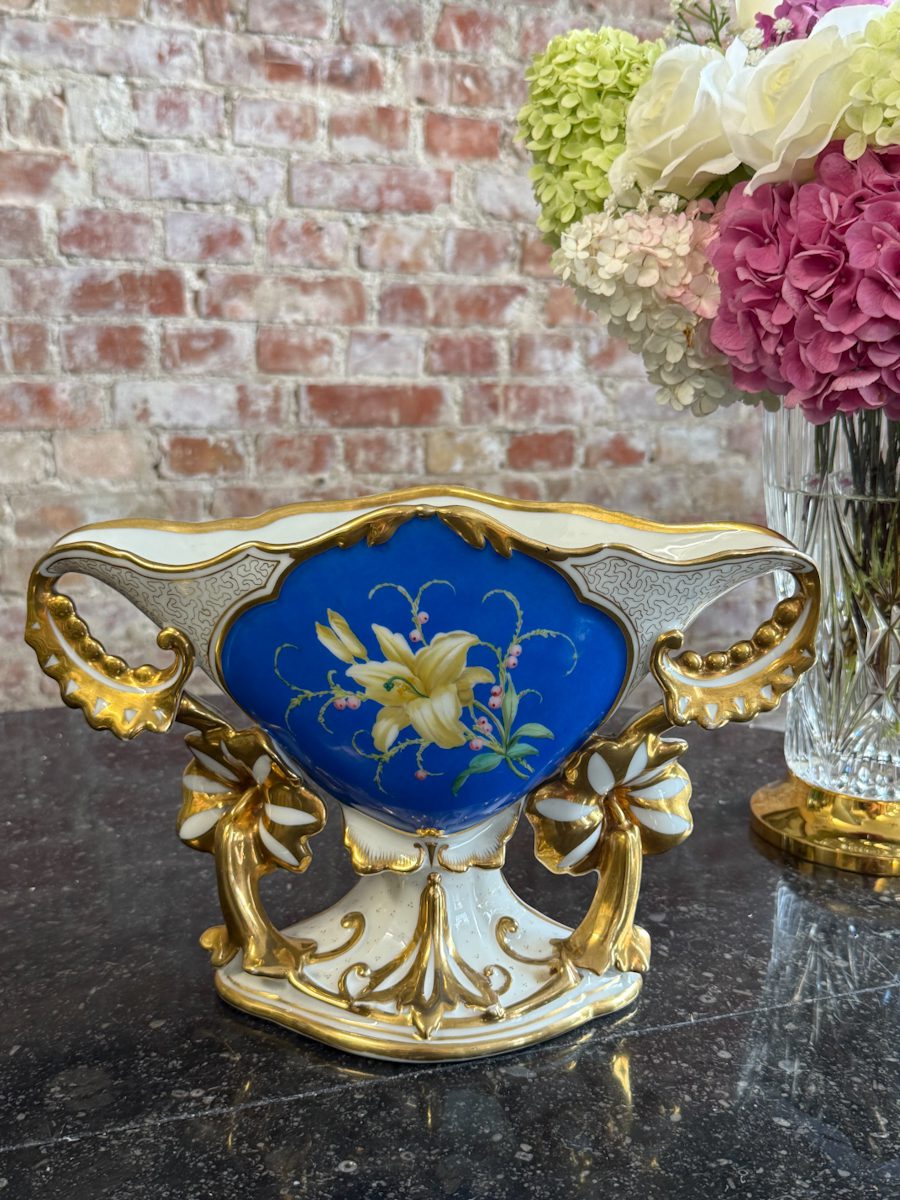 izsmalcināta porcelāna vāze, ar ziedu motīvu un zelta krāsas detalizāciju, vidēja izmēra, smaga (7181) - Image 1