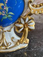 izsmalcināta porcelāna vāze, ar ziedu motīvu un zelta krāsas detalizāciju, vidēja izmēra, smaga (7181) - Image 4