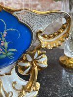izsmalcināta porcelāna vāze, ar ziedu motīvu un zelta krāsas detalizāciju, vidēja izmēra, smaga (7181) - Image 9