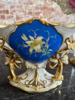 izsmalcināta porcelāna vāze, ar ziedu motīvu un zelta krāsas detalizāciju, vidēja izmēra, smaga (7181) - Image 2