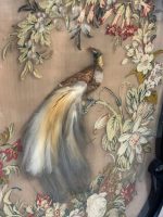 Monumentāls antīks kamīna ekrāns ar Paradīzes putnu — izšuvums un īstas spalvas (feather art tapestry) (5290) - Image 7
