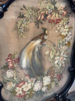 Monumentāls antīks kamīna ekrāns ar Paradīzes putnu — izšuvums un īstas spalvas (feather art tapestry) (5290) - Image 5