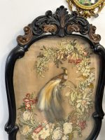 Monumentāls antīks kamīna ekrāns ar Paradīzes putnu — izšuvums un īstas spalvas (feather art tapestry) (5290) - Image 3