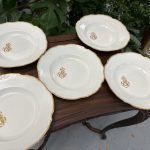 Porcelāna Zupas Šķīvji ar Zelta Krāsas Iniciāļiem un Maliņu (4221)
