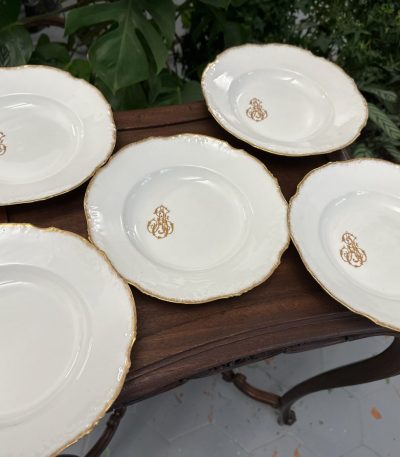 Porcelāna zupas šķīvji ar zelta iniciāļiem un apmali (4221)
