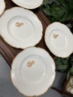 Porcelāna Zupas Šķīvji ar Zelta Krāsas Iniciāļiem un Maliņu (4221) - Image 2