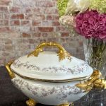 izsmalcināta porcelāna terīne ar ļoti bagātīgu zeltījumu, vidēji liela izmēra (7219)