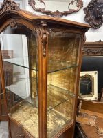 Riekstkoka Vitrīna ar Fasētiem Stikliem un Zelta krāsas Velūru — Neorokoko, Francija, 19.gs. (19th Century Walnut Vitrine with Beveled Glass and Golden Velour) (4960) - Image 15