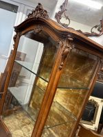 Riekstkoka Vitrīna ar Fasētiem Stikliem un Zelta krāsas Velūru — Neorokoko, Francija, 19.gs. (19th Century Walnut Vitrine with Beveled Glass and Golden Velour) (4960) - Image 9