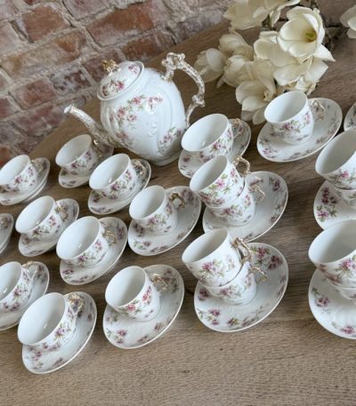 Antik porcelæn te- og kaffeservice til 16 personer med to slags kopper
