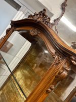 Riekstkoka Vitrīna ar Fasētiem Stikliem un Zelta krāsas Velūru — Neorokoko, Francija, 19.gs. (19th Century Walnut Vitrine with Beveled Glass and Golden Velour) (4960) - Image 7