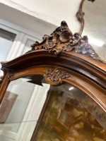 Riekstkoka Vitrīna ar Fasētiem Stikliem un Zelta krāsas Velūru — Neorokoko, Francija, 19.gs. (19th Century Walnut Vitrine with Beveled Glass and Golden Velour) (4960) - Image 8