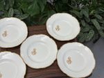 Porcelāna Zupas Šķīvji ar Zelta Krāsas Iniciāļiem un Maliņu (4221) - Image 9