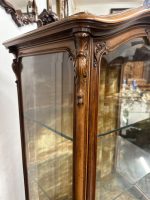 Riekstkoka Vitrīna ar Fasētiem Stikliem un Zelta krāsas Velūru — Neorokoko, Francija, 19.gs. (19th Century Walnut Vitrine with Beveled Glass and Golden Velour) (4960) - Image 16