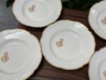 Porcelāna Zupas Šķīvji ar Zelta Krāsas Iniciāļiem un Maliņu (4221) - Image 12