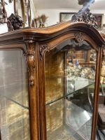 Riekstkoka Vitrīna ar Fasētiem Stikliem un Zelta krāsas Velūru — Neorokoko, Francija, 19.gs. (19th Century Walnut Vitrine with Beveled Glass and Golden Velour) (4960) - Image 14