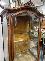 Riekstkoka Vitrīna ar Fasētiem Stikliem un Zelta krāsas Velūru — Neorokoko, Francija, 19.gs. (19th Century Walnut Vitrine with Beveled Glass and Golden Velour) (4960) - Image 13