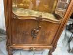 Riekstkoka Vitrīna ar Fasētiem Stikliem un Zelta krāsas Velūru — Neorokoko, Francija, 19.gs. (19th Century Walnut Vitrine with Beveled Glass and Golden Velour) (4960) - Image 12