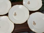 Porcelāna Šķīvji ar Zelta Krāsas Iniciāļiem un Maliņu (4222) - Image 3