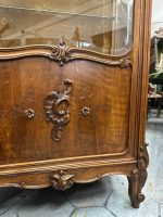 Riekstkoka Vitrīna ar Fasētiem Stikliem un Zelta krāsas Velūru — Neorokoko, Francija, 19.gs. (19th Century Walnut Vitrine with Beveled Glass and Golden Velour) (4960) - Image 11