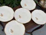Porcelāna Šķīvji ar Zelta Krāsas Iniciāļiem un Maliņu (4222) - Image 2