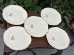 Porcelāna Šķīvji ar Zelta Krāsas Iniciāļiem un Maliņu (4222)