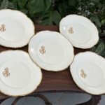 Porcelāna Šķīvji ar Zelta Krāsas Iniciāļiem un Maliņu (4222)