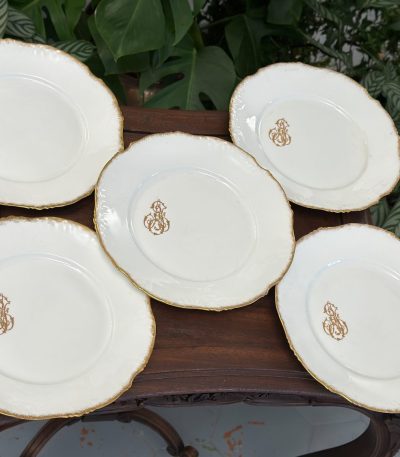 Porcelāna šķīvji ar zelta iniciāļiem un apmali (4222)