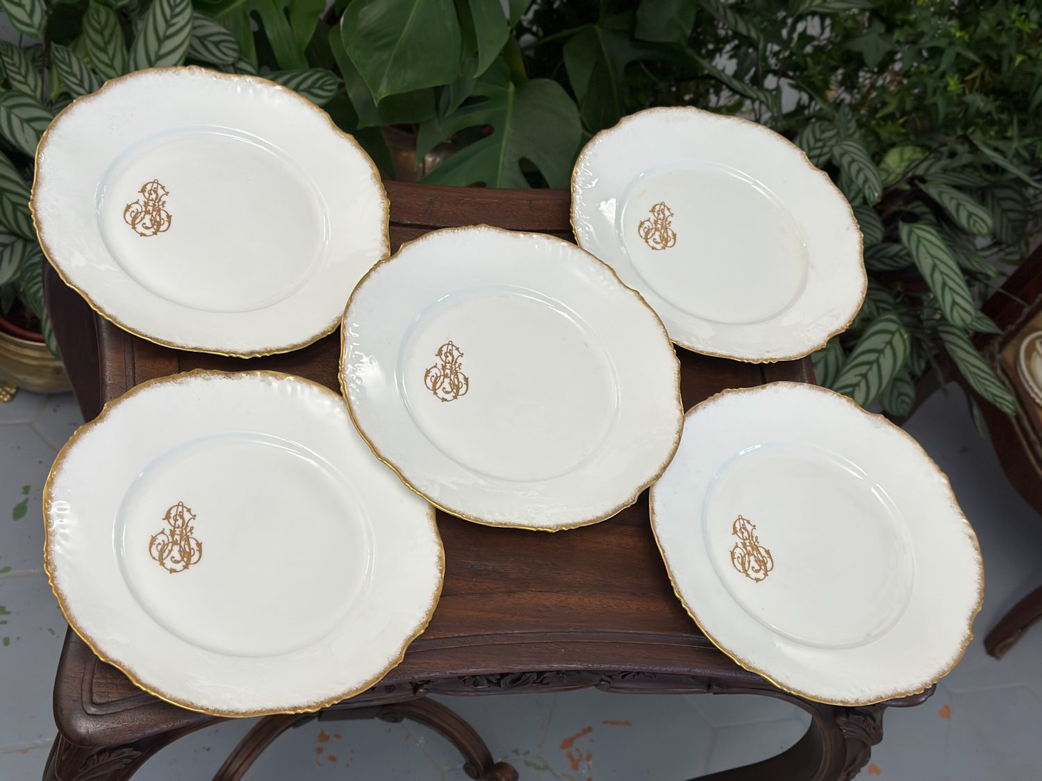 Porcelāna Šķīvji ar Zelta Krāsas Iniciāļiem un Maliņu (4222) - Image 1