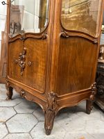Riekstkoka Vitrīna ar Fasētiem Stikliem un Zelta krāsas Velūru — Neorokoko, Francija, 19.gs. (19th Century Walnut Vitrine with Beveled Glass and Golden Velour) (4960) - Image 10