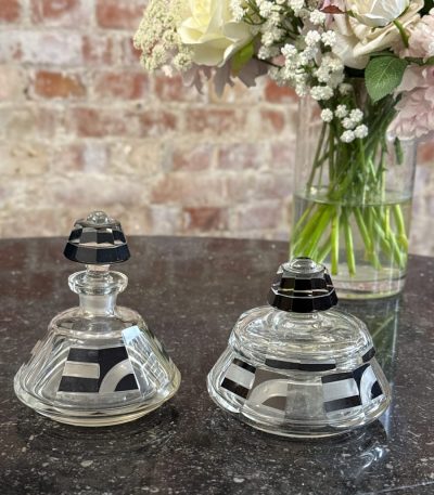 To små, elegante glasbeholdere med låg.