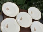 Porcelāna Šķīvji ar Zelta Krāsas Iniciāļiem un Maliņu (4222) - Image 4