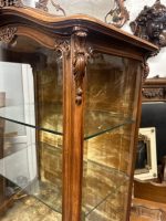 Riekstkoka Vitrīna ar Fasētiem Stikliem un Zelta krāsas Velūru — Neorokoko, Francija, 19.gs. (19th Century Walnut Vitrine with Beveled Glass and Golden Velour) (4960) - Image 4
