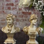 To antikke porcelænsbyster i Biedermeier-stil