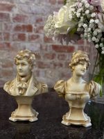 To antikke porcelænsbyster i Biedermeier-stil