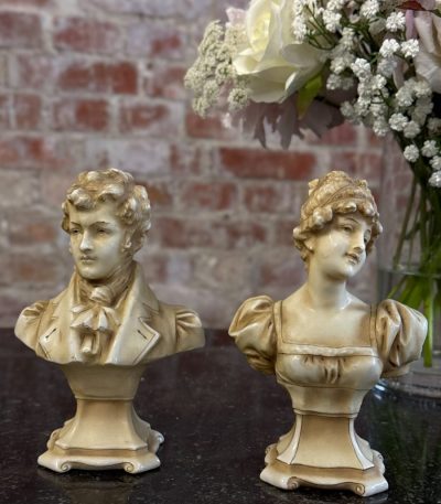 To antikke porcelænsbyster i Biedermeier-stil