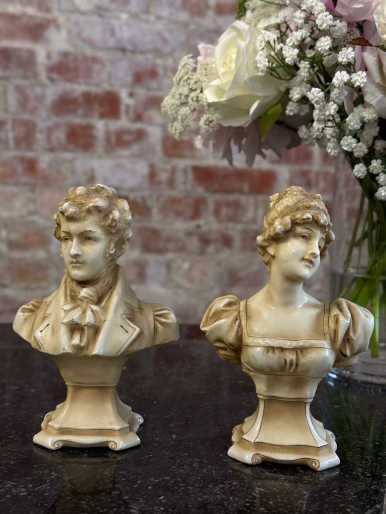 To antikke porcelænsbyster i Biedermeier-stil