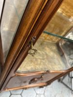 Riekstkoka Vitrīna ar Fasētiem Stikliem un Zelta krāsas Velūru — Neorokoko, Francija, 19.gs. (19th Century Walnut Vitrine with Beveled Glass and Golden Velour) (4960) - Image 19