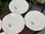 Porcelāna Šķīvji ar Zelta Krāsas Iniciāļiem un Maliņu (4222) - Image 5