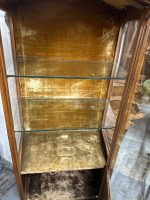 Riekstkoka Vitrīna ar Fasētiem Stikliem un Zelta krāsas Velūru — Neorokoko, Francija, 19.gs. (19th Century Walnut Vitrine with Beveled Glass and Golden Velour) (4960) - Image 20