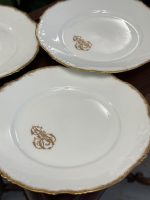 Porcelāna Šķīvji ar Zelta Krāsas Iniciāļiem un Maliņu (4222) - Image 6