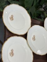 Porcelāna Šķīvji ar Zelta Krāsas Iniciāļiem un Maliņu (4222) - Image 7