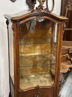 Riekstkoka Vitrīna ar Fasētiem Stikliem un Zelta krāsas Velūru — Neorokoko, Francija, 19.gs. (19th Century Walnut Vitrine with Beveled Glass and Golden Velour) (4960) - Image 5